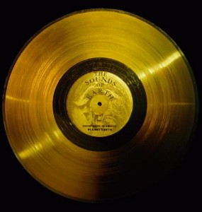 gold record arka 285x300 Uzaydaki Posta Aracımız